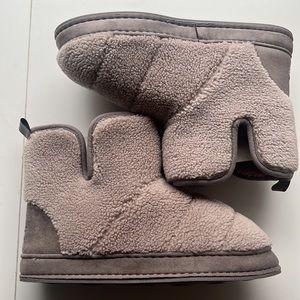 Family Fairy Women’s Quilted Sherpa/Faux Fur Lining Slippers- SZ 7-8 -RUNS SMALL